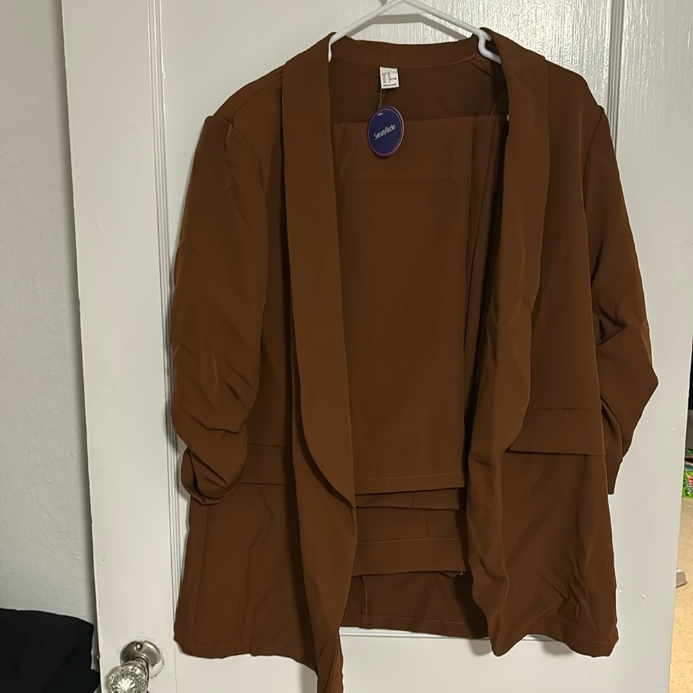 Brown/orange suit